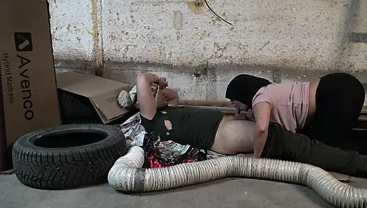 Nymphomaniac kız New York'ta sokakta beş parasız götlü bir serseriyle seks yapıyor