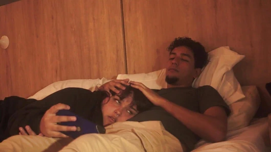 Bir film izlemek için yatağa tek başıma gidiyorum ve üvey erkek kardeşim benimle görmeye geliyor