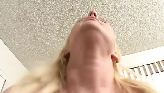 Sarışın küçük sürtük büyük bir büyük yarak alıyor