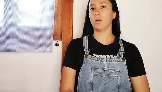 Komşular beni mastürbasyon yaparken yakalıyor ve beni kocasıyla üçlü seks yapmaya davet ediyor