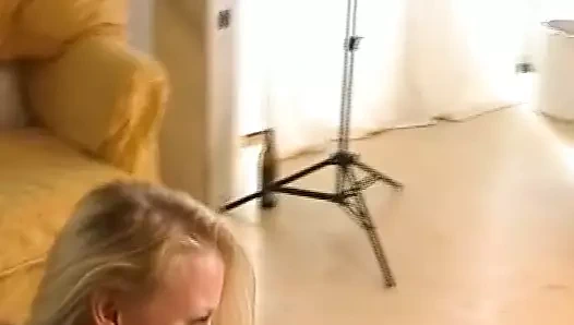 Çoraplı sarışın Alman bebek bir profesyonel gibi büyük yarağa biniyor