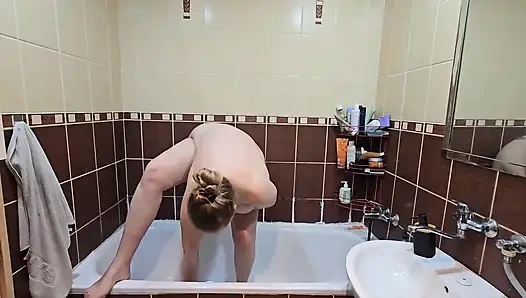 İri göğüslü iri güzel kadın büyük doğal göğüslerini gösteriyor ve amını tıraş ediyor - ateşli duş