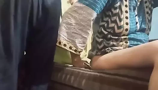 Üvey kız kardeş erkek arkadaşını evde seksi yapıyor