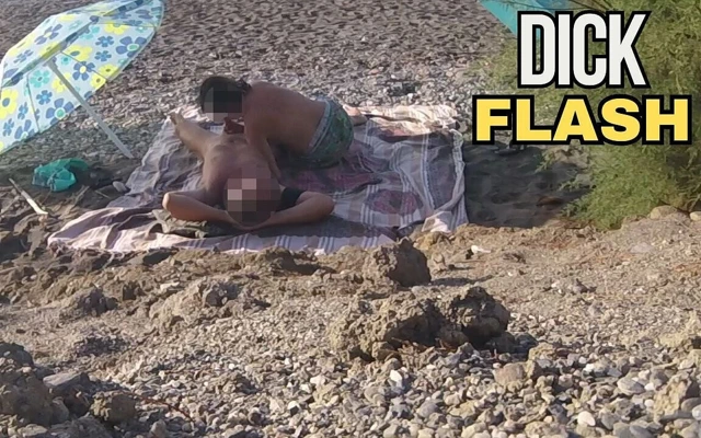 Teşhirci evli kadın açık havada amatör orta yaşlı seksi kadın sakso ve çıplaklık plajında büyük yarakla mastürbasyon yapıyor