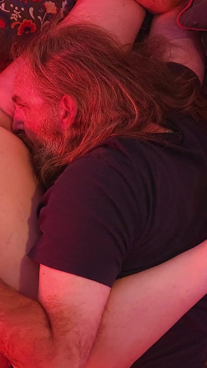 Seksi milf karım mastürbasyon yapıyor, gerçek bir orgazm olana kadar amını yalıyor, sonra büyük cumshot'a kadar sert bir sikişiyor! | Klip 2