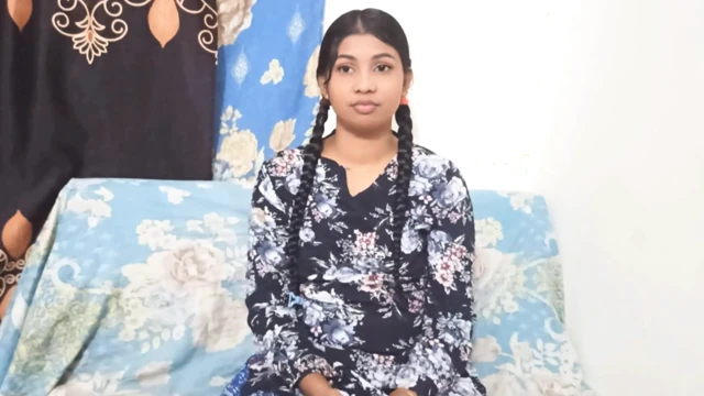 Güzel desi üniversiteli kız Müslüman üvey erkek kardeşini küçük yarakla sikiyor
