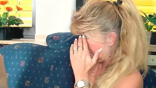 Junge Blondine wird hart gebumst