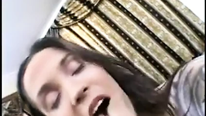 Sıcak esmer ile dövmeler parmaklar onu kedi üzerinde the yatak