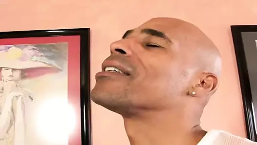 Katie harika memeli, sigara içen bir vücut ve onu almak istemeni sağlayan bir göte sahip seksi bir sürtük