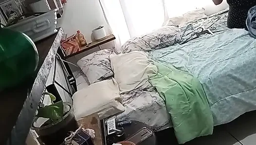 Olgun orta yaşlı seksi kadın odasını temizliyor 1