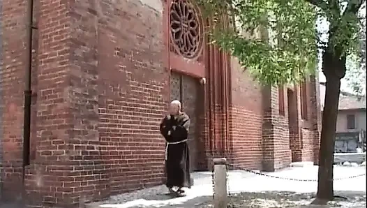 Ateşli zenci kalın bir yarağa oturuyor