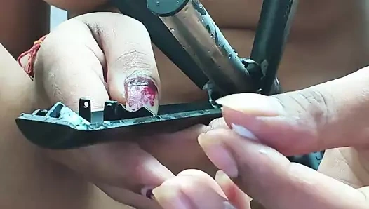 Priya yenge banyoda selfie çubuğuyla amını parmaklıyor