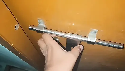 Sevimli tombul liseli kızlar garip bir durumda sıkışıyor