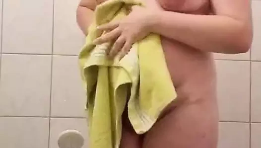 Hamile kadınlar duş alıyor 2