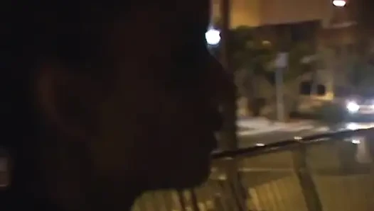 Adam onu yatak odasına götürüyor ve yatakta şişman amcık dudaklarını emiyor