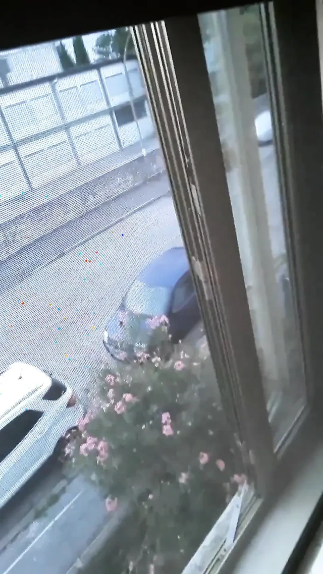Pencerenin önünde, sandalyede çıplak