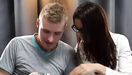 Ateşli genç fotoğrafçı kamerasından daha fazla ders alıyor!