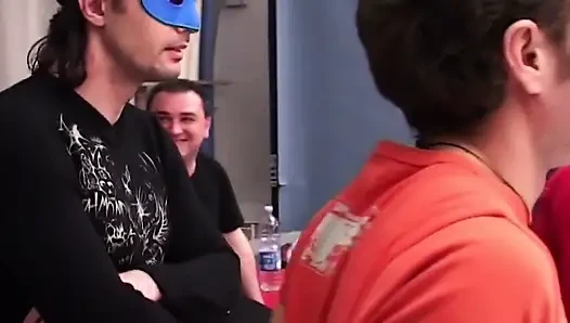 Maskeli adam azgın orta yaşlı seksi kadını ıslak oral çılgınlık içinde sikiyor