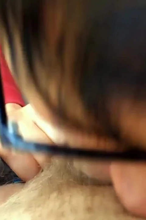 Gözlüklü latin açık havada yarak emiyor ve döl yutuyor bakış açısı 1