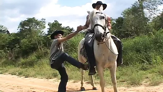 Vahşi adamlar vahşi doğada birbirlerini sikmek