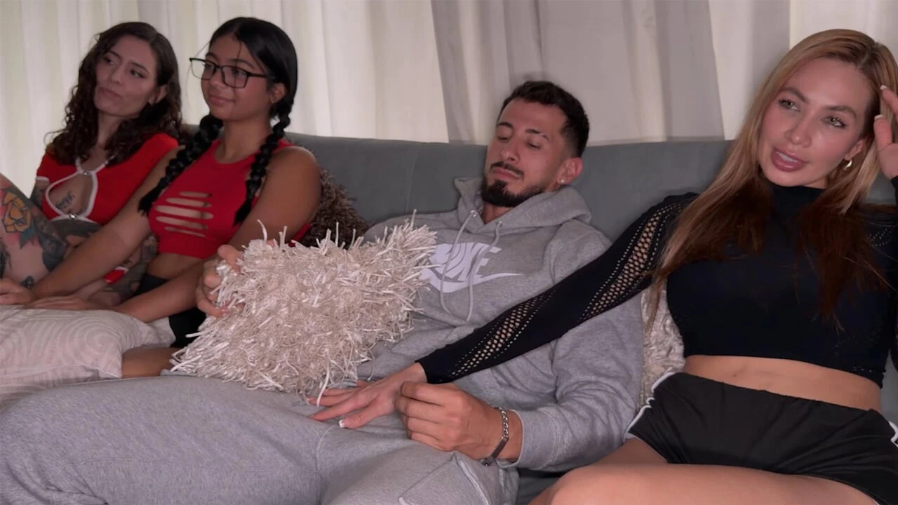 3 amigos en casa + el novio que llegó a casa temprano!! ¿Qué podría salir mal?