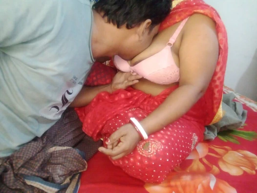 Evde sari içinde erkek arkadaşıyla sert yenge gizli ateşli seks yapıyor