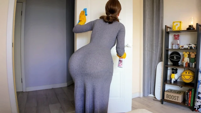 Üvey anne sabah temizlik yaparken yanlışlıkla üvey oğlunu ereksiyonla yakaladı