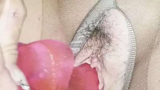 Olgun içinde külotlu çorap yapay penis kendini