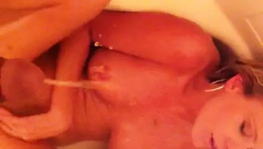 Duşta eski kız arkadaşım buffy'ye işemek