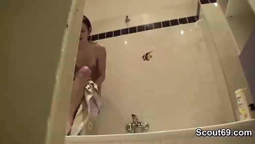 kardeşim duşta minyon üvey kızkardeş yakalandı ve baştan çıkarmak için Siktir et