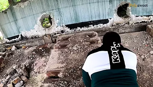 Blogger kız terk edilmiş bir yerde bir adam becerdin (pegging, boşalmak)