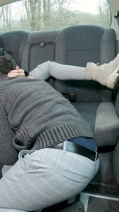Büyük ağızlı adam taksimde beni ORGAZMA getiriyor - Female Fake Taxi | Clip 1