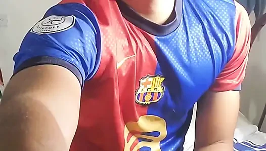 Merhaba, benim adım Charly, 22 cm'yim ve aktifim, her iki elle mastürbasyon yapıyorum