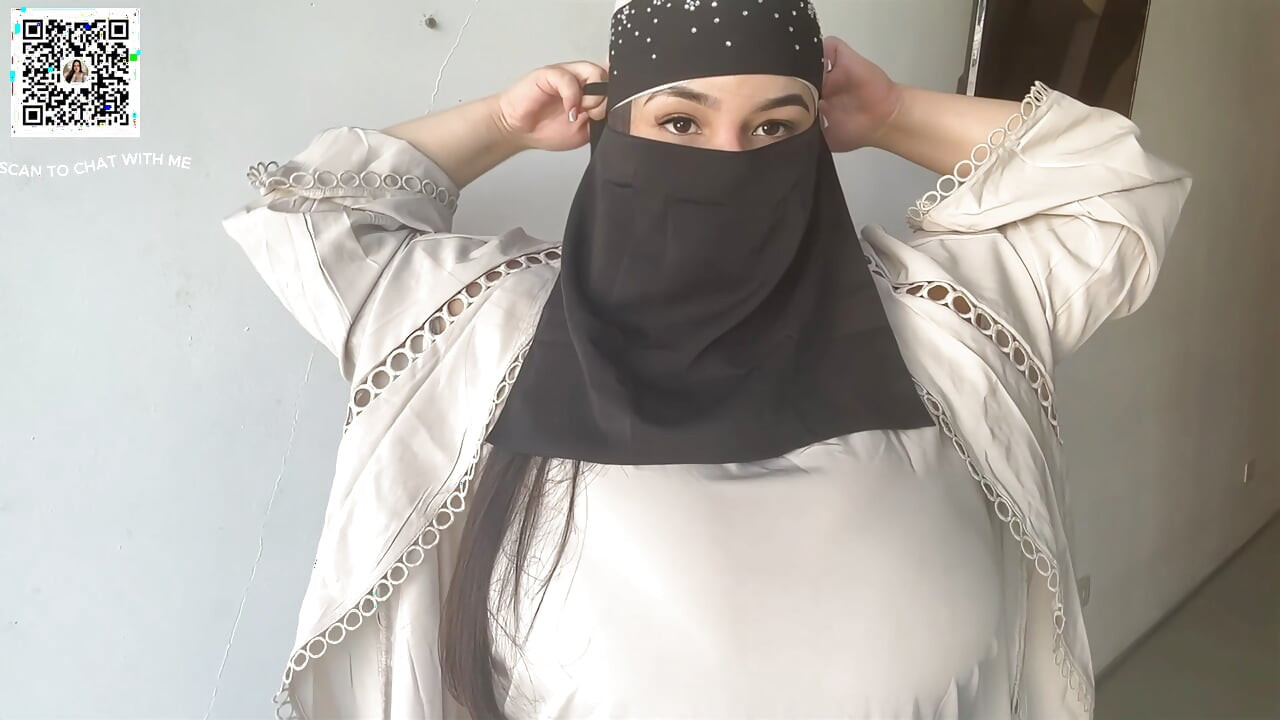 Sevimli tesettürlü Amerikalı Müslüman fahişe dölün için kıyafetlerini deniyor