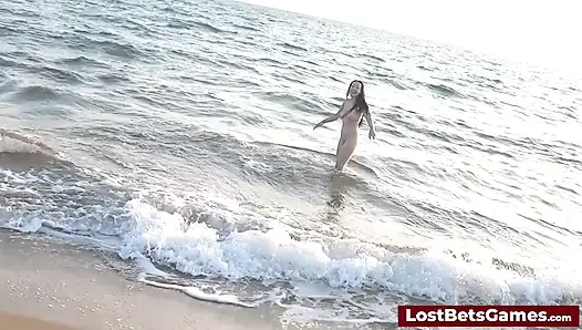 Striptiz voleybolu kaybedeni açık havada şehvetli bir meydan okumayla karşı karşıya