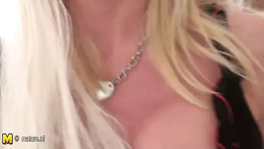 İri göğüslü sarışın genç erkek avcısı kadın çıldırıyor