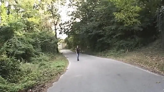 Masum genç kız sürtük üvey annesinin bir yabancıyla sikiştiğini öğreniyor