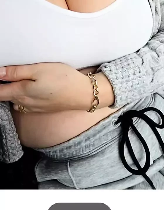 Üvey anne arabada büyük göğüslerini ve külotunu herkese gösteriyor