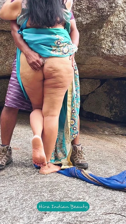Романтика индийской пары на улице - секс сари - Сари подняли и отшлепали задницу