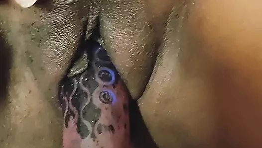 Madam'ın oluğuna vibratör mesajı verdi.