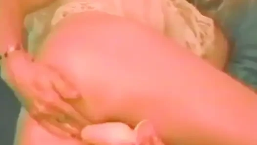Küçük memeli sarışın birkaç dildoyla mastürbasyon yapıyor