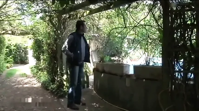 Taze ve busty sarışın kıçına bir tur verir