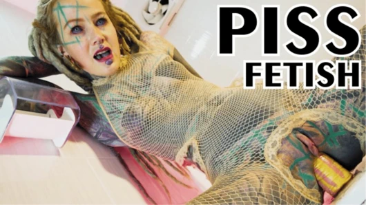 Dövmeli alternatif kız tek başına sidik oyunu - dövmeli güzel parmaklar ve sert işiyor