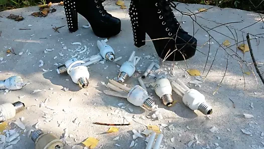 Lady yl siyah çizme ampulleri ile ezilme.