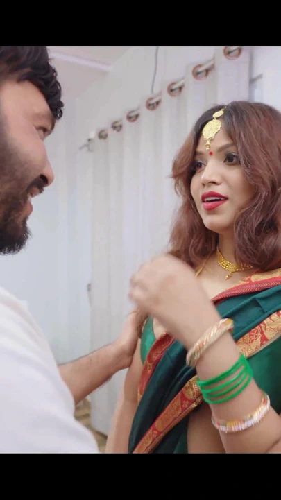 "Hintli sevimli kız arkadaş ilk buluşmalarında yakışıklı kaslı erkek arkadaşı tarafından sikiliyor. (mavi film)"