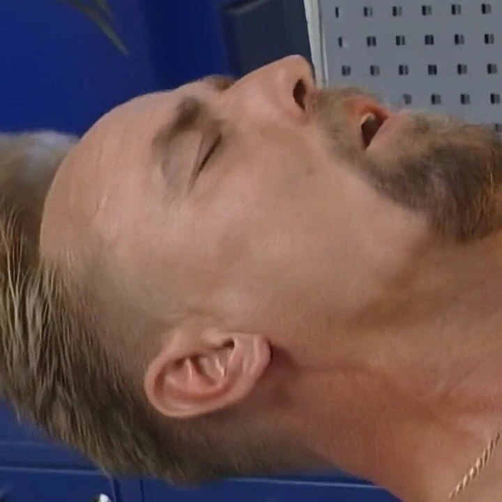 Sarışın Bomba Büyük Yarağı aç Bir Şekilde Gırtlağına Kadar Alıyor