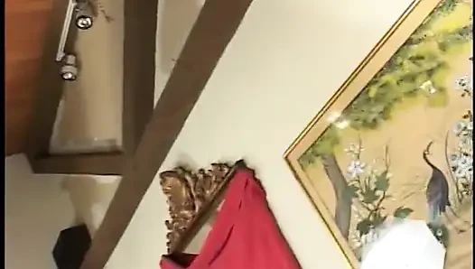 Sıkı pembe amcıklı şehvetli esmer kanepede sert sikişiyor