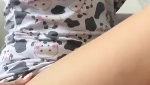 Eve meme uçlarım dik olarak geldi, beni okşuyor! Gerçek ev yapımı video