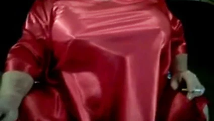 Büyük kırmızı saten memeler