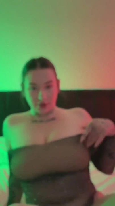 Seksi İngiliz kız büyük göğüsleriyle seni baştan çıkarıyor | Klip 1